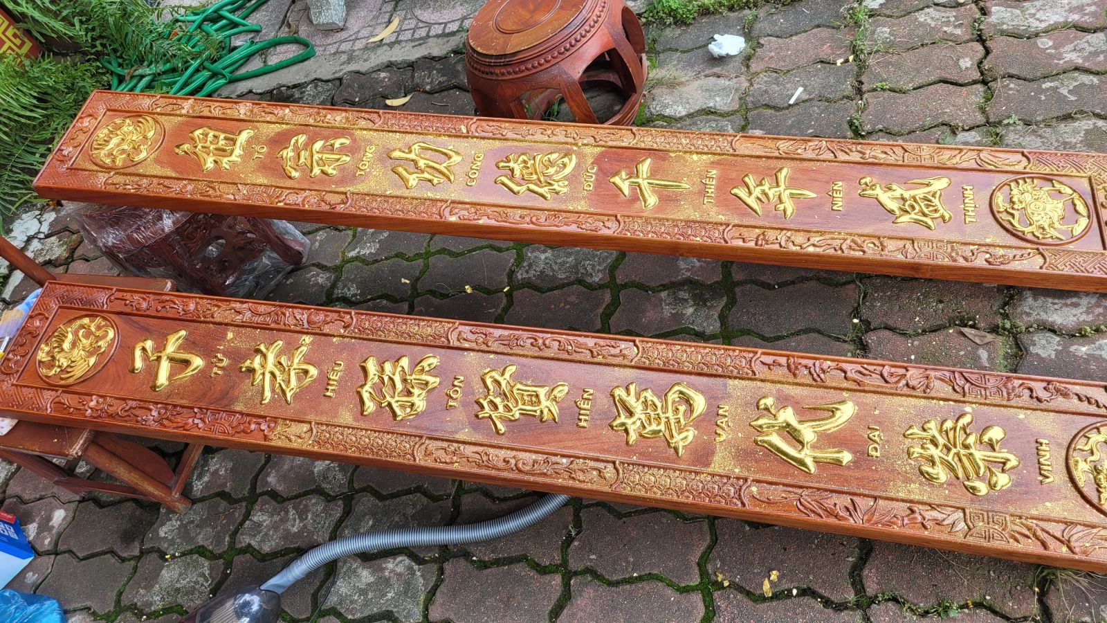 đôi câu đối gỗ trong bộ hoành phi câu đối thờ